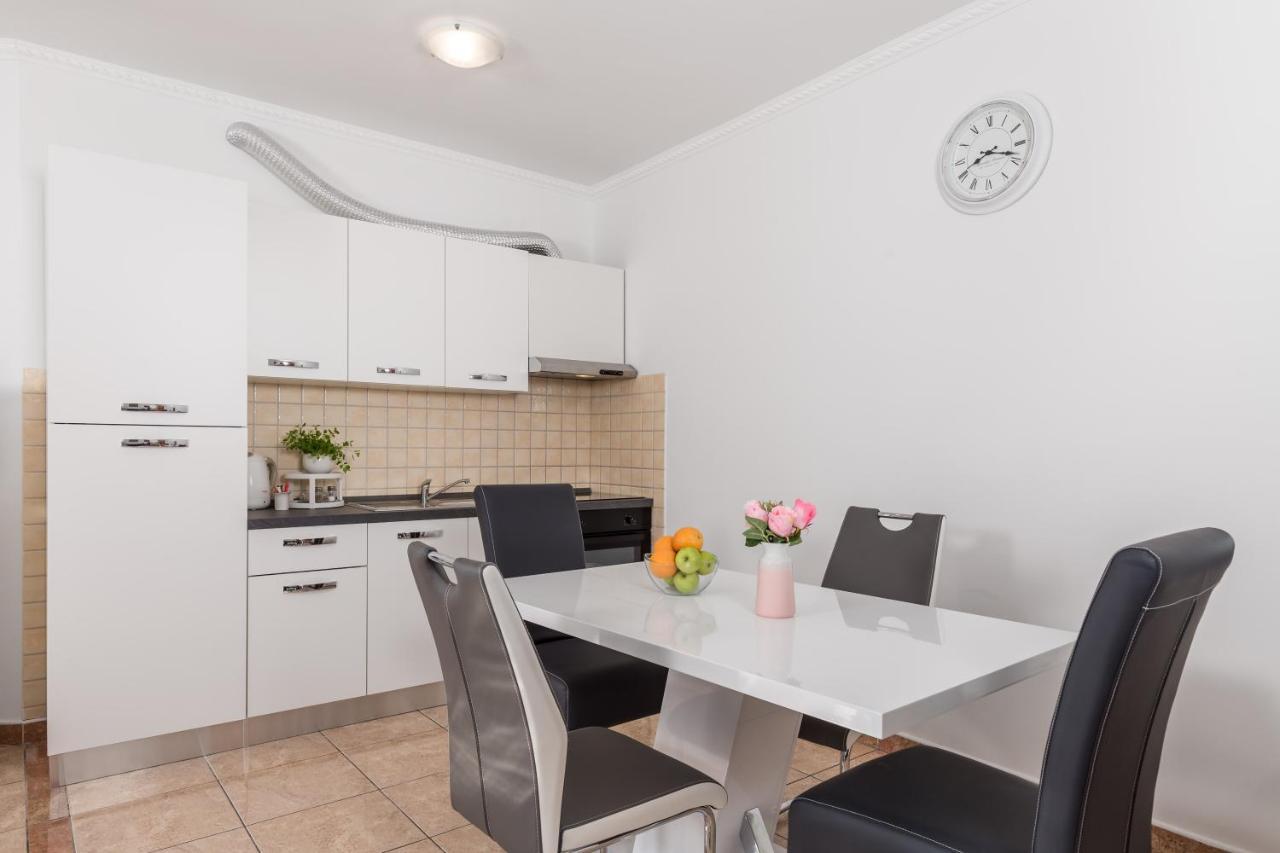 Summer Breeze Apartment With A Pool Opatija Bagian luar foto
